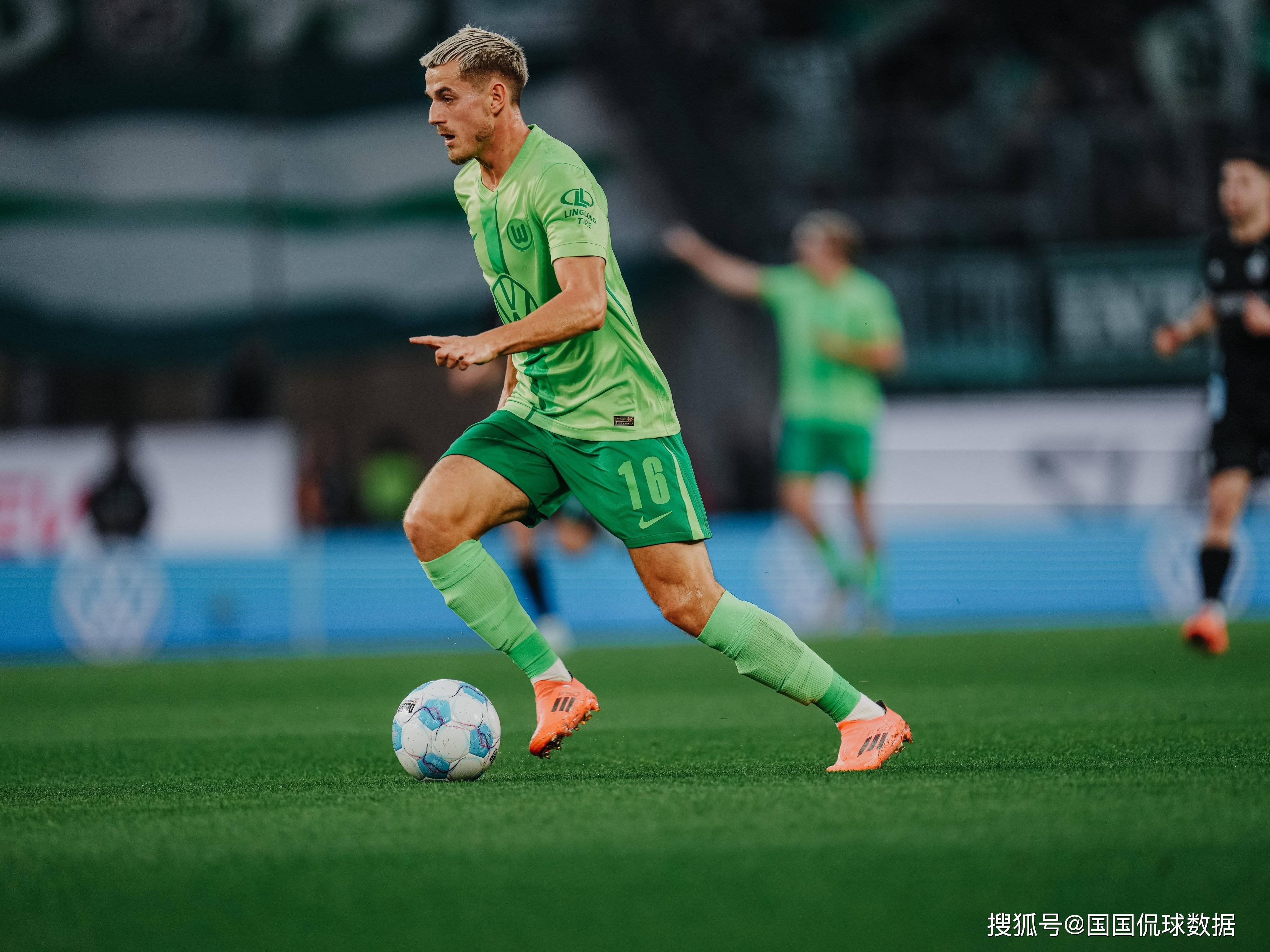 关于沃尔夫斯堡战胜弗赖堡，成功保持领先的信息