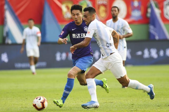 乐竞体育登录入口-防线坚固：泰达后卫精湛阻击对手进球！